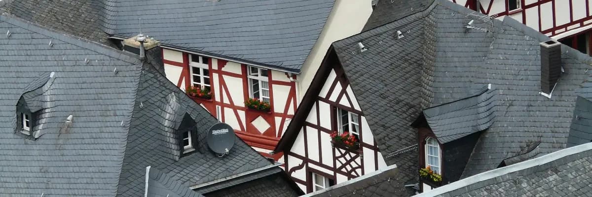 Verschiedene Dächer und Fassaden