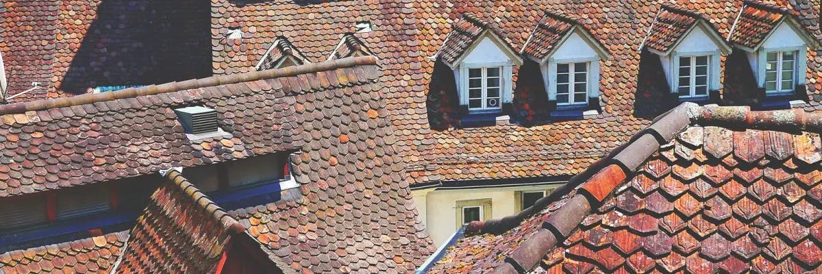 Verschiedene Dächer und Fassaden