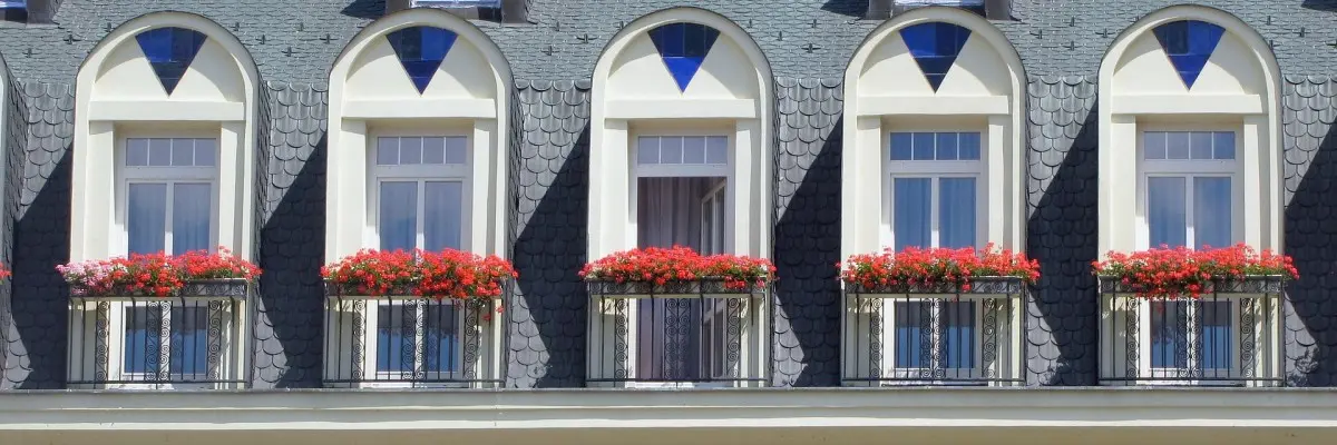 Verschiedene Dächer und Fassaden